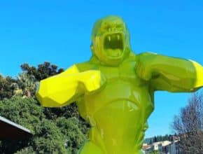 Une statue géante de gorille vient de débarquer dans le centre-ville de Nice !
