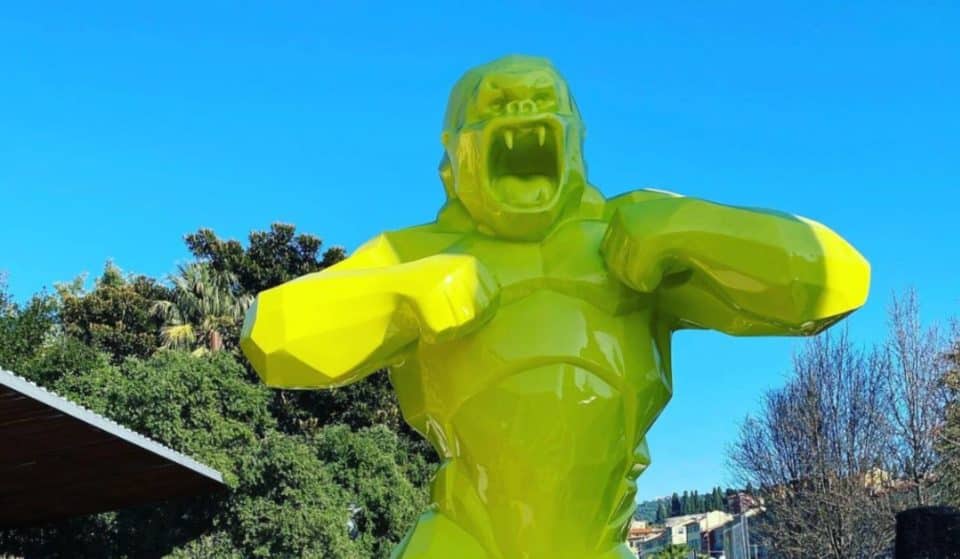 Une statue géante de gorille vient de débarquer dans le centre-ville de Nice !
