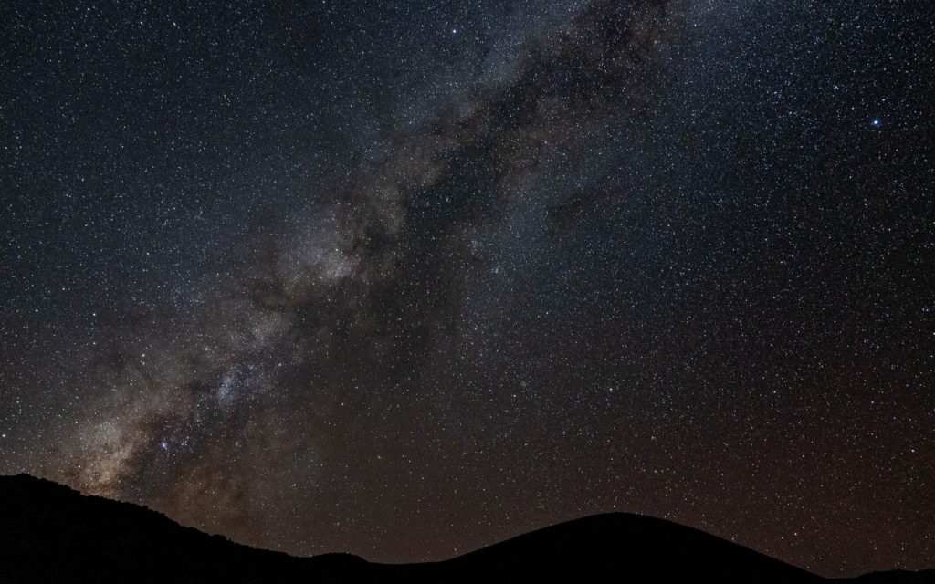 Photo du ciel de nuit rempli d'étoiles et de constellations pour illustrer la vue depuis l'observatoire de la côte d'azur
