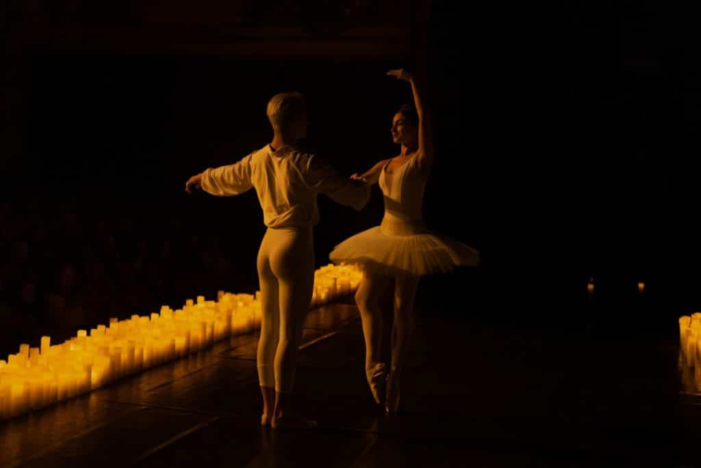 Photo de danseurs de ballet sur scène pour un Candlelight spécial Casse-Noisette à Nice