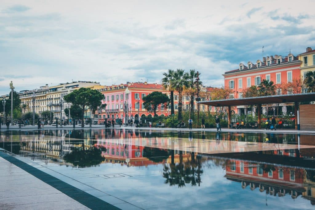 Photo du miroir d'eau de Nice sur la promenade du paillon en plein jour
